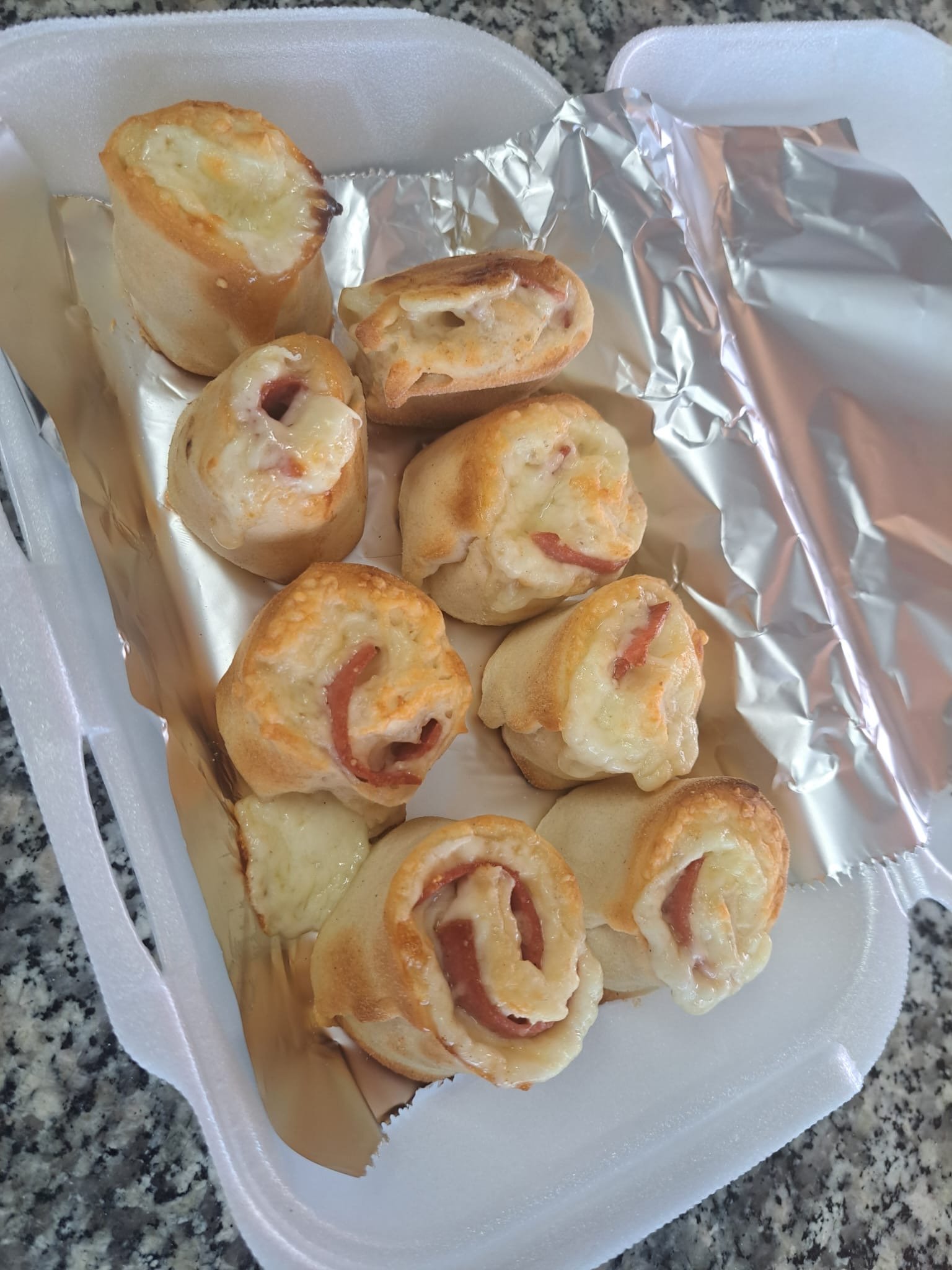 37 Pizzabrötchen mit Putensalami und Käse